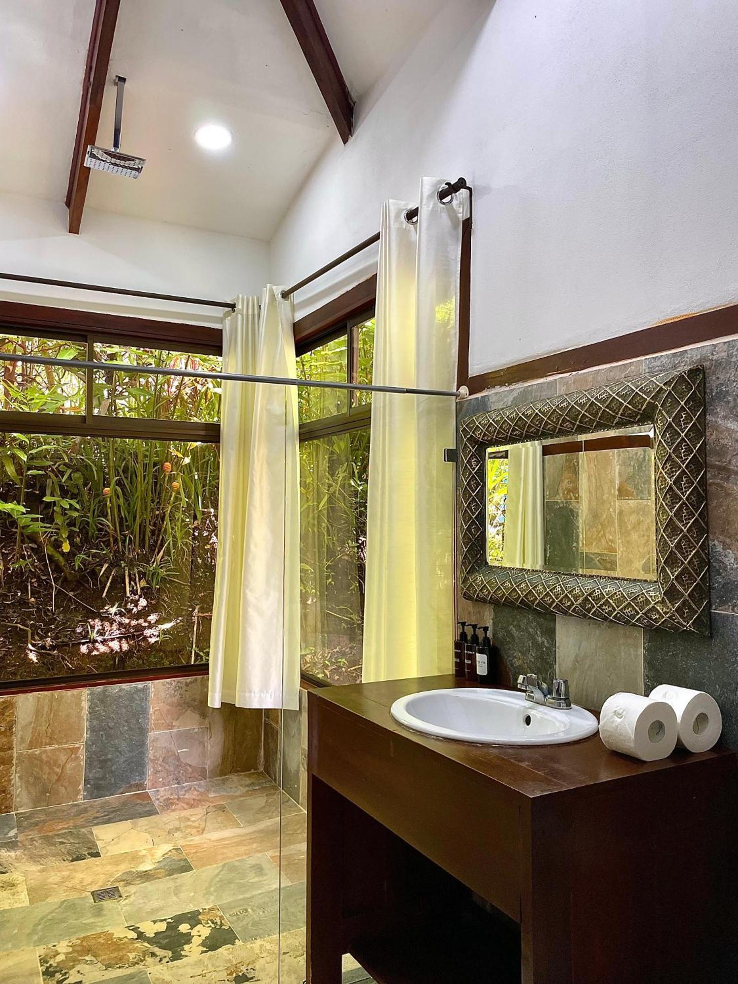 ביחגואה Heliconias Rainforest Lodge מראה חיצוני תמונה